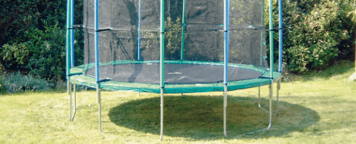 Trampolin online kaufen: Freizeitspiele im Kübler Sport Onlineshop Großes Trampolin für Freizeitspiele im Garten – sicheres Hüpf- und Sprunggerät für Kinder und Familien