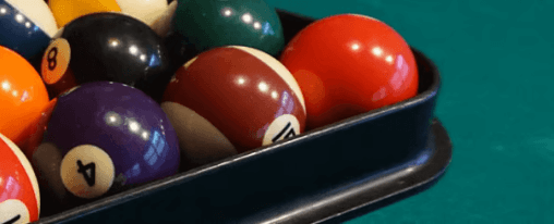 Verschiedene Billard Zubehör Produkte für Freizeitspieler am Billardtisch im Einsatz