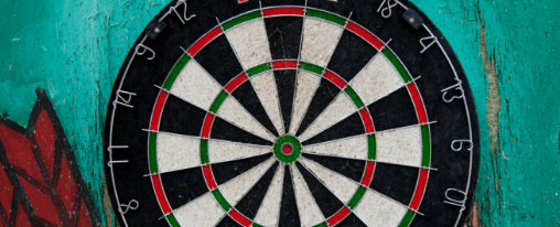 Dartscheibe online kaufen | im Kübler Sport Onlineshop Freizeitspieler beim Dartspiel mit einer Dartscheibe – große Auswahl für Freizeit, Training und Wettkampf