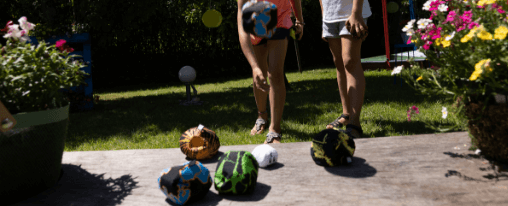Crossboccia online kaufen – Trendsport für Freizeitspiele im Kübler Sport Onlineshop Mehrere Personen spielen Crossboccia mit bunten Stoffbällen und Zielkugel im Freien – ideales Freizeitspiel für Jung und Alt