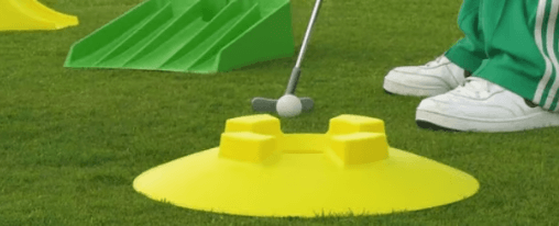 Golf Shop Bannerbild mit moderner Freizeitgolf-Ausrüstung, Golfschläger, Golfbags und Zubehör für Freizeitspieler auf dem Golfplatz