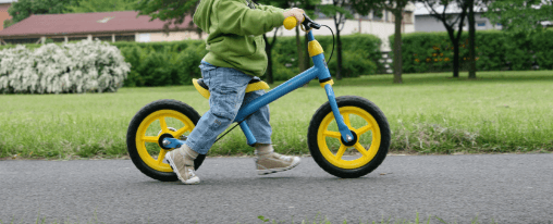 Laufrad für Freizeit und Spiel online kaufen im Kübler Sport Onlineshop Kinder beim Freizeitspiel mit Laufrad auf dem Spielplatz