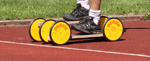 Pedalroller online kaufen: Freizeitgeräte für Kinder & Gruppen im Kübler Sport Onlineshop Mehrere Kinder fahren auf Pedalroller im Freien auf einem Spielplatz