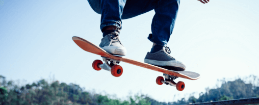 Skateboard online kaufen: Freizeitspiele im Kübler Sport Onlineshop Kinder und Jugendliche beim gemeinsamen Skateboardfahren für Freizeitspiele auf dem Schulhof