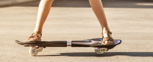 Waveboard online kaufen: Freizeitspaß & Bewegung im Kübler Sport Onlineshop Kinder und Jugendliche beim Streetsurfing mit einem Waveboard für Freizeitspiele auf dem Asphalt