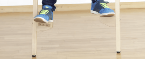 Holzstelzen online kaufen: Freizeitspiele im Kübler Sport Onlineshop Zwei Kinder beim Spielen mit Holzstelzen im Garten – Freizeitspiele mit stabilen Holzstangen und rutschfesten Gummikappen