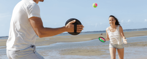 Strandspiele online kaufen: Freizeitspiele im Kübler Sport Onlineshop Verschiedene Strandspiele für Freizeit und Spielspaß am Strand: Gruppen und Familien beim Spielen am Sandstrand