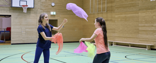 Mehrere farbige Jongliertücher für Freizeitspiele, gruppiert auf einer hellen Oberfläche