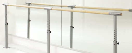 Ballettstange in Ballettstangenhalterung in einem Saal vorm Spiegel Ballettstangenhalter online kaufen