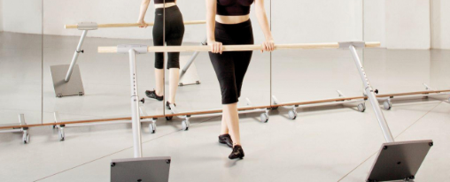 Freistehende Ballettstange online kaufen Balletttänzerin verschiebt mobile Ballettstange