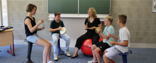 Rhythmik-Materialien online kaufen im Kübler Sport Onlineshop Farbenfrohe Rhythmik-Materialien für Bewegung, Musik und Gymnastik im Einsatz