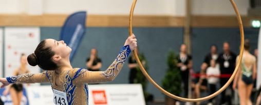 Gymnastikreifen aus Holz online kaufen bei Kübler Sport Hölzerner Gymnastikreifen für Training und Wettkampf mit natürlicher Oberfläche auf Turnfläche