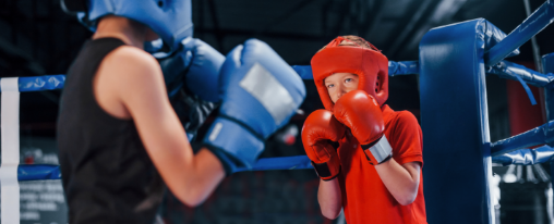 Boxhandschuhe im Kübler Sport Onlineshop kaufen Boxhandschuhe auf einer Trainingsmatte für Kampfsportler im Einsatz