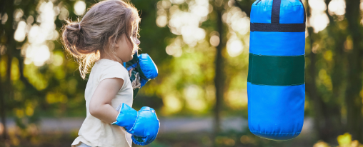 Kinder Boxsack online kaufen im Kübler Sport Onlineshop Kinder trainieren am Boxsack im Kampfsport für Technik, Koordination und Ausdauer