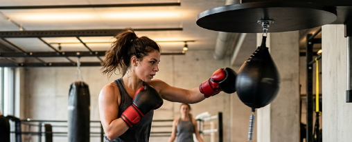 Punchingball online kaufen im Kübler Sport Onlineshop Punchingball Trainingsgerät für Kampfsportler in moderner Trainingsumgebung mit Boxhandschuhen