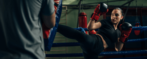 Kickbox Ausr&uuml;stung f&uuml;r Training und Wettkampf zur sicheren Anwendung im Kampfsport