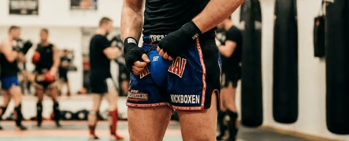 Tiefschutz fürs Kickboxen kaufen bei Kübler Sport Kampfsportler trägt einen Tiefschutz fürs Kickboxen im Training