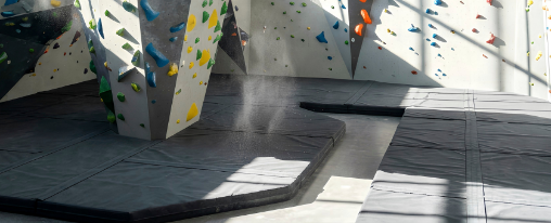 Gro&szlig;fl&auml;chige Bouldermatte als Fallschutz f&uuml;r Kletterhallen und Boulderbereiche