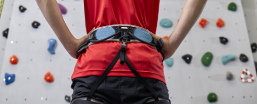 Klettergurt online kaufen im Kübler Sport Onlineshop Zwei Personen beim Bergensteigen mit Klettergurt an einer Felswand sichern sich gegenseitig am Seil