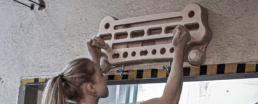 Hangboard online kaufen im Kübler Sport Onlineshop Kletterer trainieren an einem Hangboard für bessere Fingerkraft und Griffkraft