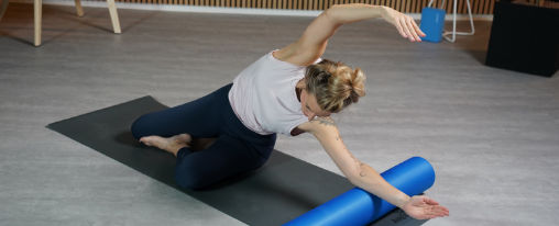 Fitnessmatte aus Spezialschaumstoff zur gelenkschonenden Ausf&uuml;hrung von &Uuml;bungen mit rutschfester Oberfl&auml;che