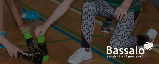 Bassalo online kaufen im Kübler Sport Onlineshop Jugendliche und Erwachsene spielen Bassalo mit Fangbechern und Bällen im Freien