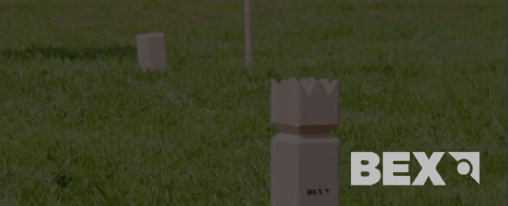 Sportvereine spielen BEX Kubb im Freien auf einem Spielfeld mit HolzKubbs und K&ouml;nig