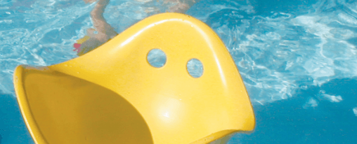 Bilibo online kaufen für die Kita und Kinderbetreuung im Kübler Sport Onlineshop Kinder spielen mit bunten Bilibo Schalen in einer Kindertagesstätte und balancieren gemeinsam