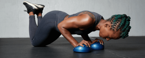 BOSU online kaufen für Sportvereine im Kübler Sport Onlineshop Sportvereinsmitglieder trainieren mit einem BOSU-Balance-Trainer in der Halle