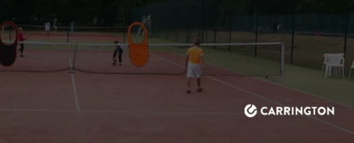 Tennisbank aus pulverbeschichtetem Stahlrahmen mit PVC-Sitzfl&auml;che von CARRINGTON auf Tennisanlage f&uuml;r Sportvereine