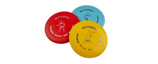 Mehrere Eurodisc Wurfscheiben f&uuml;r Sportvereine im Training und Wettkampf auf einem Sportplatz