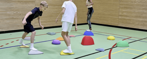 Gonge Flusssteine für Kinderbetreuung online kaufen bei Kübler Sport Balanciersteine aus Kunststoff in unterschiedlichen Farben und Formen für Kindergruppen im Bewegungsraum einer Betreuungseinrichtung