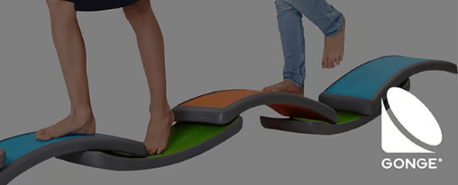 Kinder spielen mit Gonge-Bewegungselementen in einer Kita oder einem Kindergarten