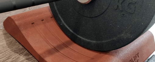 Gum-Tech Fallschutzplatten auf einem Vereins-Sportplatz f&uuml;r sichere Trainings- und Spielbereiche