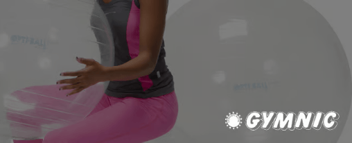 Gymnic für Kinderbetreuung online kaufen im Kübler Sport Onlineshop Kinder spielen mit Gymnic-Gymnastikbällen und Balancepads im Bewegungsraum einer Kita