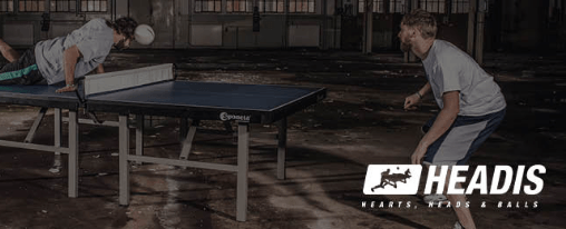 Sportvereine spielen HEADIS auf einem speziellen Tisch mit Netz und Gummiball