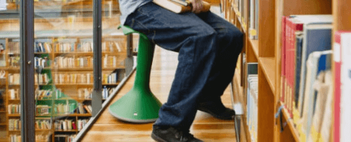 Hokki online kaufen im Kübler Sport Onlineshop Hokki Bewegungssitz für Schulen in einem modernen Klassenzimmer