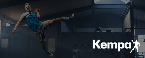  Handballmannschaft mit Kempa Handb&auml;llen und Handballausr&uuml;stung f&uuml;r den Verein in der Halle