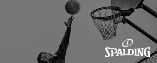 Basketball-Ausr&uuml;stung von Spalding f&uuml;r Sportvereine im Einsatz in der Halle