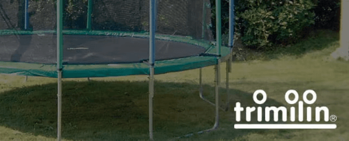 Fitnessgruppe trainiert auf einem Trimilin Trampolin im Fitnessraum