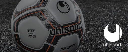 Mannschaft beim Training mit kompletter uhlsport Ausr&uuml;stung auf dem Fu&szlig;ballplatz