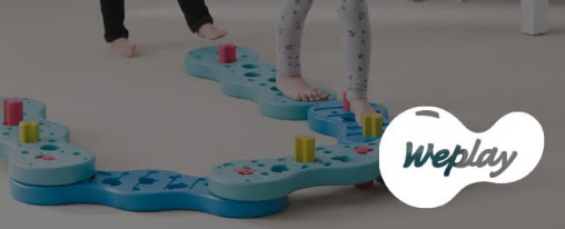 Kinder spielen mit motorik- und sensorikf&ouml;rderndem Weplay-Spielzeug von Eduplay in der Kinderbetreuung