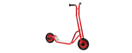 Mehrere Kinder fahren auf Winther Rollern bei Freizeitspielen im Park