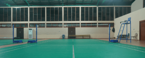 Moderne Badminton Court Anlage für Racketsport, Spielfeld mit Netz und Linien in hochwertiger Ausführung