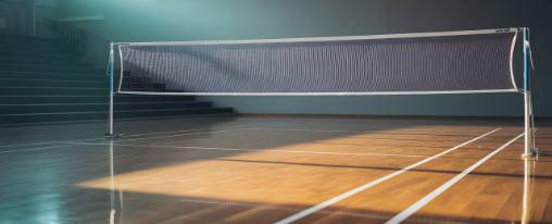 Badminton-Pfosten im Kübler Sport Onlineshop kaufen Badminton-Pfosten aus Metall und Kunststoff auf einem Badminton-Spielfeld im Hallensport