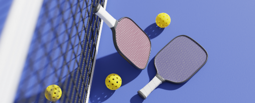 Pickleball Netz online kaufen im Kübler Sport Onlineshop Pickleball Netz auf einem Spielfeld mit stabilen Pfosten und gespannter Netzbespannung beim Racketsport Spiel