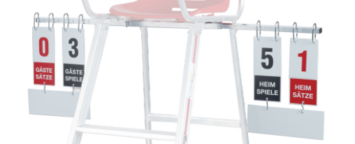 Moderne Tennis Anzeigetafel f&uuml;r klare Spielstandsanzeige auf dem Tennisplatz