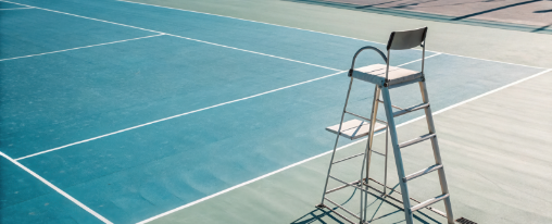 Tennisplatz Zubehör online kaufen: Passendes Sortiment für Racketsport im Kübler Sport Onlineshop Tennisplatz Zubehör für Racketsport: Anzeigetafeln, Tennisplatzblenden und Ausstattungsdetails auf einem modernen Tennisplatz