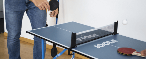 Moderne Mini Tischtennisplatte f&uuml;r Racketsport-Fans im Einsatz &ndash; ideal f&uuml;r Freizeit, Schule und Verein