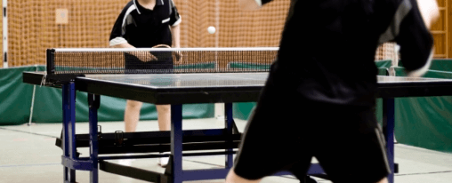 Indoor Tischtennisplatten f&uuml;r Schule, Verein und Freizeitsport im hellen Trainingsraum